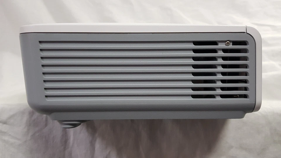 Vivitek d535 HDMI VGA DLP Projector in Case with some Cables ONLY 408 Lamp Hours - Image 4 of 4