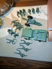 Tim-Mee Plastic Army Jeep and Howitzer Cannon 16 Army Men