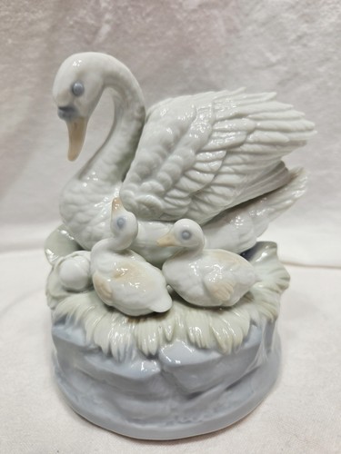 Vtg Global Art Swan Lake Music Box Mother Swan 3 Cygnets Japan Porcelain Plays!
