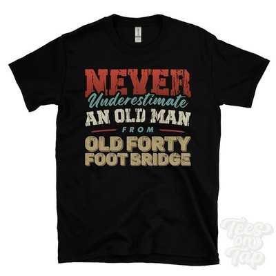 NIEMALS UNTERSCHÄTZEN SIE EINEN ALTEN MANN VON ALT VIERZIG FUSSBRÜCKE T-SHIRT Weihnachtsgeschenk