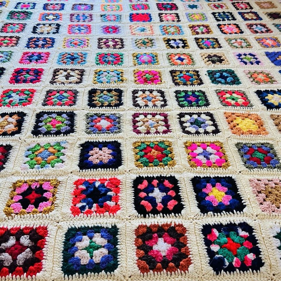 Manta afgana cuadrada vintage de ganchillo de abuela hecha a mano - 68” x 75” - multicolor Foto 3 de 4