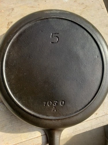 Vintage Griswold Iron Mountain #5 cast iron skillet pattern No. 1030 A