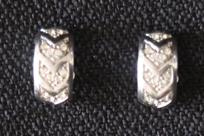 CHRISTIAN DIOR OHRRINGE WEISS METALL UND KRISTALL CHEVRON MUSTER CLIP ON KLASSIKER