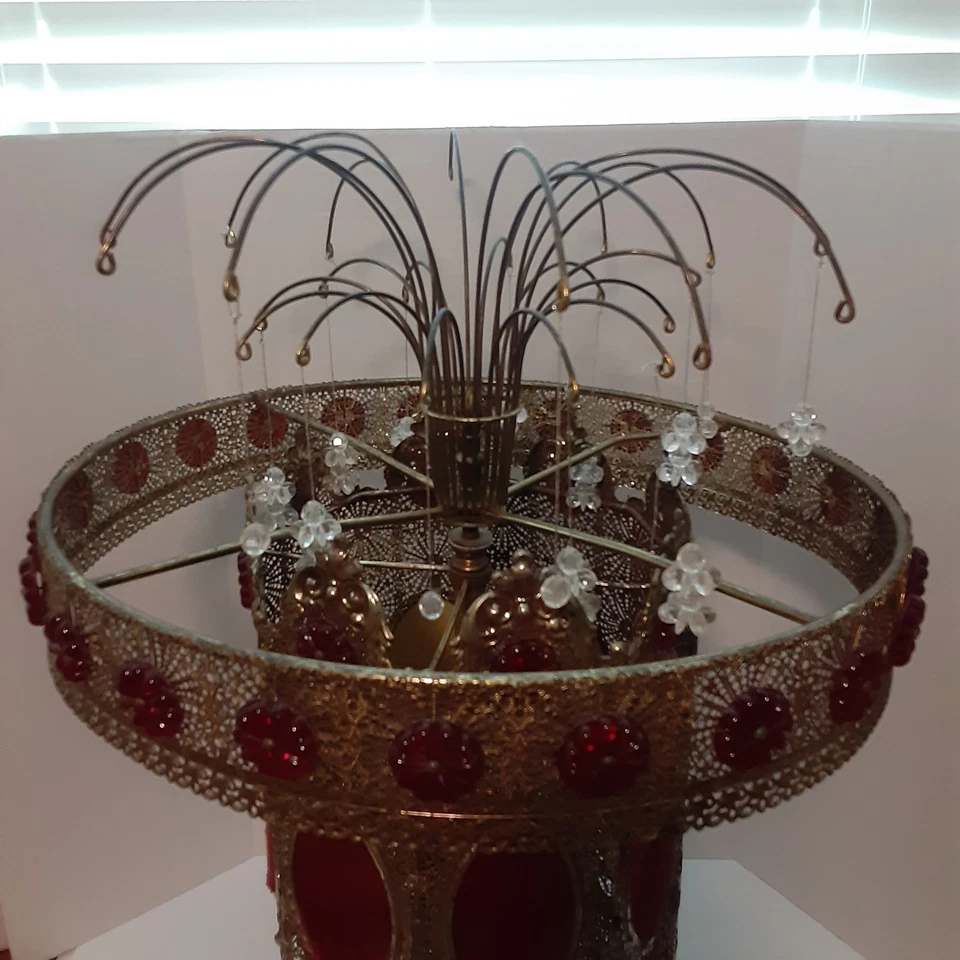 L&L WMC año 1968 modelo 8920. Color latón ornamentado, incrustación de terciopelo rojo sintético. Foto 2 de 4