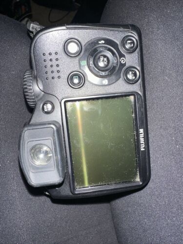 Fujifilm Finepix Digital Camera S5700 7.1MP 10X - Battery Door Won't Stay Shut! - Picture 2 of 3