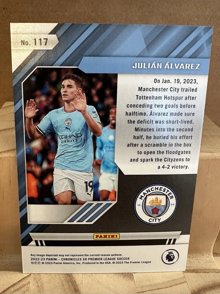 2022-23 Panini Chronicles XR EPL JULIAN ALVAREZ GOLD/10 ROOKIE MAN CITY Foto 2 de 2