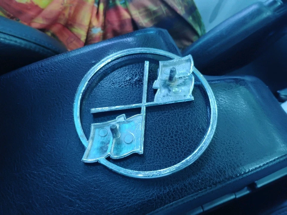 1962 雪佛兰 Corvette 前鼻徽章原始设备制造商 3796355 KB 20047 — 第 3/4 张图片