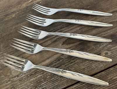 Oneida Enchantment / Gentle Rose 5 Community Silverplate