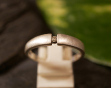 Eleganter 333 8 K Gold Ring Weißgold Spannring Matt Gebürstet Diamant 0,05 Carat