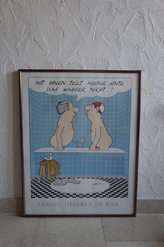 Loriot Poster Plakat im Rahmen Herren im Bad Die Ente bleibt draußen 72 x 56 cm