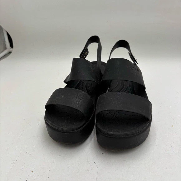 Sandálias anabela baixa Crocs femininas 8 pretas Brooklyn - Imagem 3 de 4