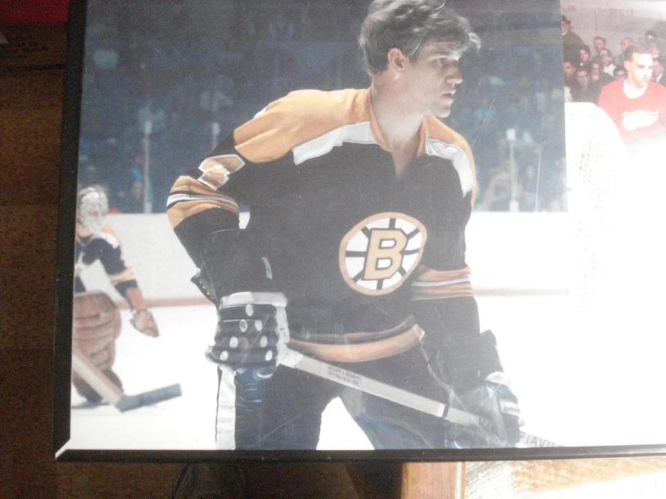 FOTO VINTAGE ENMARCADA DE LA NHL DE BOBBY ORR, GORDIE HOWE, FRANK MAHOVOLICH (36" X 12") Foto 4 de 4