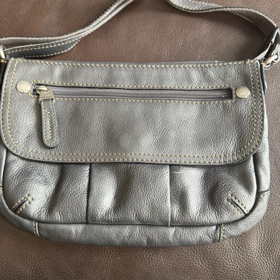 Fossil 真皮深灰色金属色肩斜挎包可调节钱包 — 第 2/4 张图片