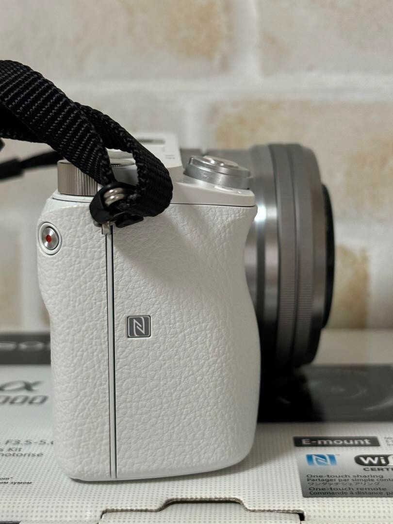 Sony A6000 White digital camera 16-50mm Lens Kit With Box - Very