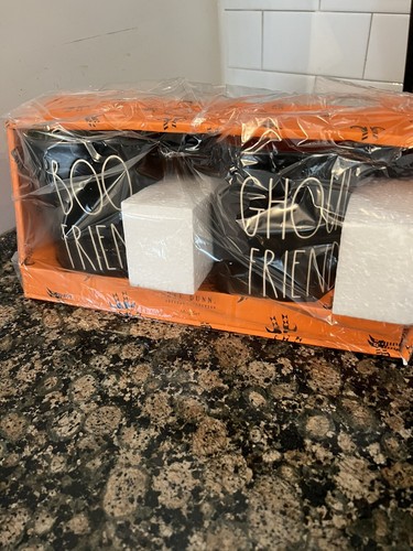 Taza negra de Halloween Rae Dunn ""GHOUL FRIEND"" BOO FRIEND en caja nuevo - Imagen 2 de 4