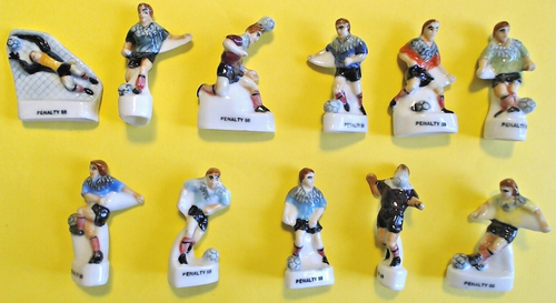 Lot 24 figurines football vintage TTC / TCC 1997 + terrain o