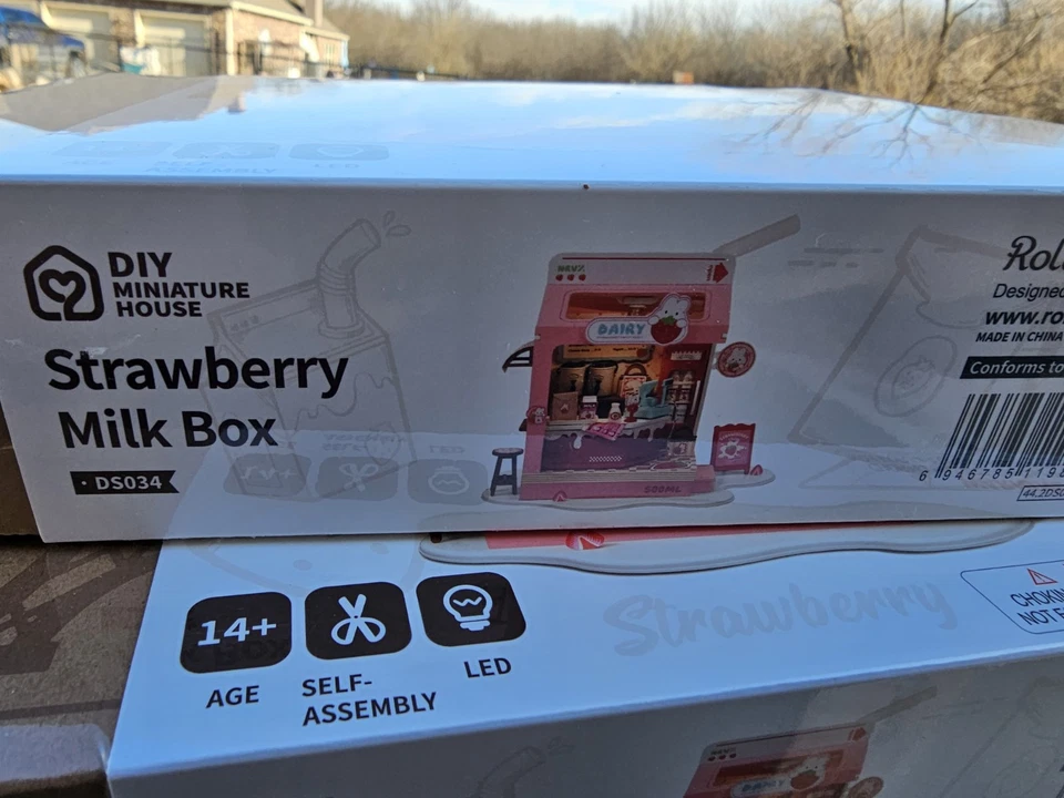 Rolife DS034 Miniature Food Box Shop Kit - Strawberry Milk Box - Image 2 of 4