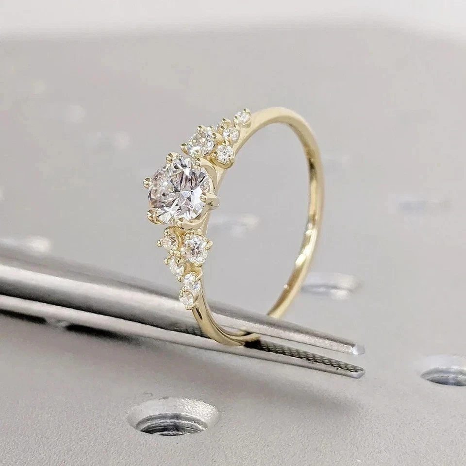 Alianza con racimo de diamantes de corte redondo de 2 quilates enchapada en oro amarillo de 14 k Foto 4 de 4