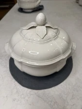 Villeroy & Boch Manoir Covered Tureen 8” Oval Vegetable Bowl with Lid