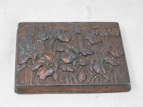ancien couvercle métal pièce repoussé 3" x 2,5" fleur iris couverture détaillée uniquement - Photo 2/7