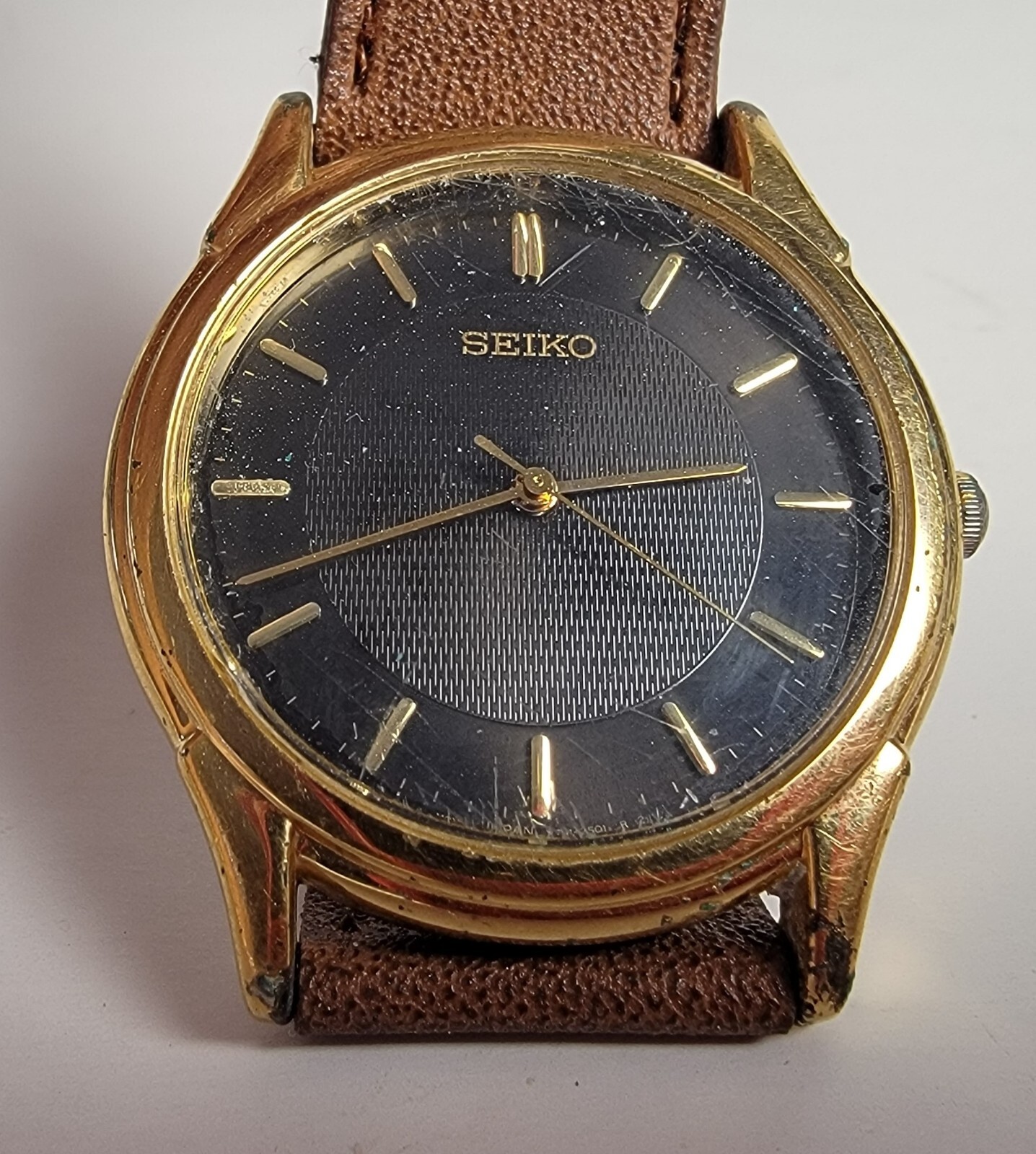 1990th Seiko Hombre Cuarzo Reloj V701-1920 34mm Oro Tono Wr Estuche Runs Nuevo