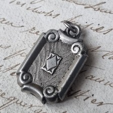 Antiker Charm Ende 19. Jh. aus versilbertem Metall für Schlossfrau oder Uhrenkette