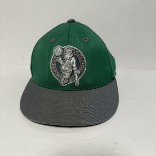 Cappello da basket NBA Boston Celtics Cappellino Logo Ricamato Adattato 6 7/8-7 1/4 NUOVO - Foto 1 di 16