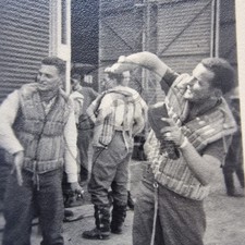 Zdjęcie 2WŚ Wehrmacht Luftwaffe Piloci przed hangarem Kamizelka ratunkowa JG 53 ,,Pik As,,,