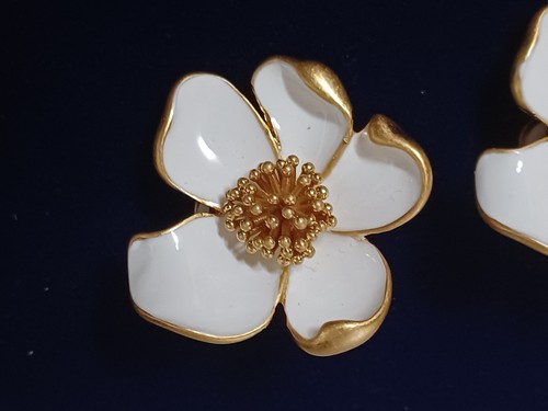 Oscar de la Renta- Boucles d'oreilles à clipser- Fleur émaillée en blanc - Foto 3 di 9