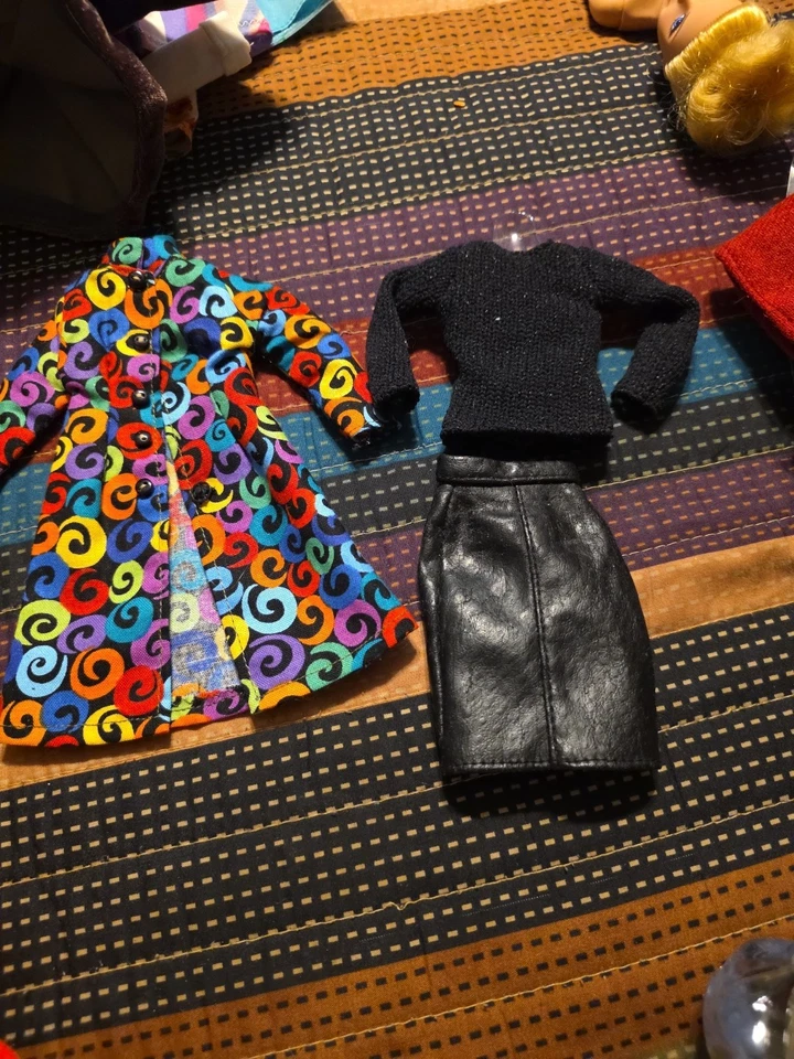 Barbie Colorida Chaqueta Y Falda Y Suéter Foto 2 de 4