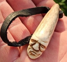 porte clé amulette sculptée en corne naturelle .netsuke