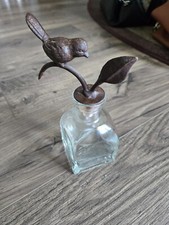 Bottiglia vintage in vetro trasparente con tappo uccellino in ghisa ramo uccellino tappo foglia