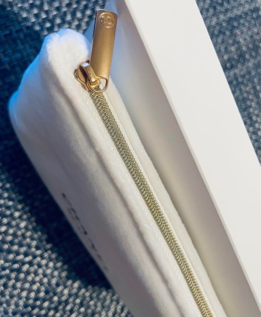 CHANEL BEAUTE Pouch Holiday 2024 limited White Gold VIP GIFT