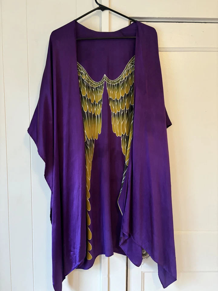 Bata balinesa vibrante de seda púrpura teñida a mano con alas.  Foto 4 de 4