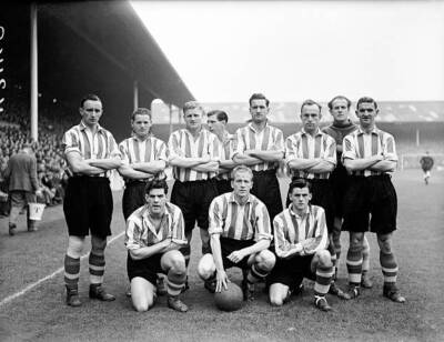 Sunderland team group: Arthur Wright Jack Hedley Richard Davis Len- Old Photo