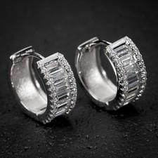 Pendientes de aro Huggie de circonita cúbica con poste de plata de ley enchapados en oro blanco para hombre