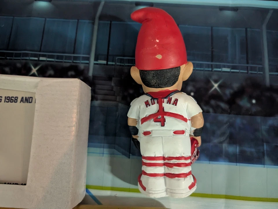 Juego MLB Cardenales de San Luis. Gnomo de jardín Molina, Busch Mini Bat, placa Gibson Foto 4 de 4