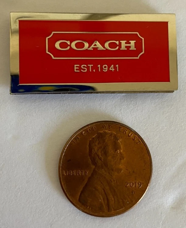 Etiqueta magnética Coach vintage roja y plateada Foto 2 de 3