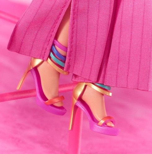 BARBIE THE MOVIE - GLORIA WEARING PINK POWER PANTSUIT - MATTEL 2023 - PUPPE NRFB - Picture 10 of 13