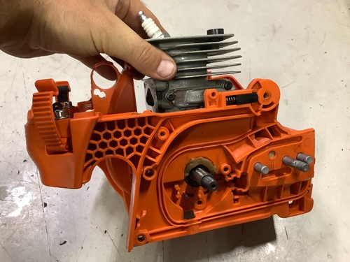 NEW OEM HUSQVARNA 450 RANCHER CHAINSAW ENGINE / CYLINDER / PISTON CRANK HOUSING - Picture 3 of 5