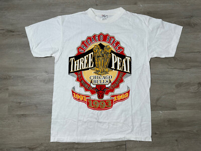 ウェア NBA 3PEAT CHAMPS T-SHIRTS CHICAGO BULLS New Vintage NBA Chicago Bulls World Champs Three Peat T