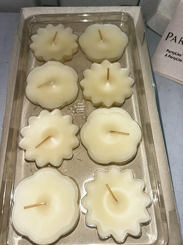 Vintage PartyLite F1011 Vanilla 8 Pieces 1" x 2½" Floater Candles - Picture 2 of 3