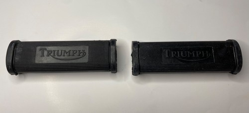 TRIUMPH PILLION FUSSSTÜTZENGUMMI MIT LOGO-PAAR 82-1695 - Bild 1 von 2
