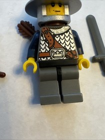 Lego #7037  CASTLE FANTASY ERA CROWN KNIGHT Archer w/ Arrow Quiver and Helmet