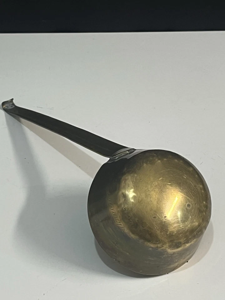 Louche ancienne en laiton – Objet vintage de cuisine – Manche décoré - Photo 3/4