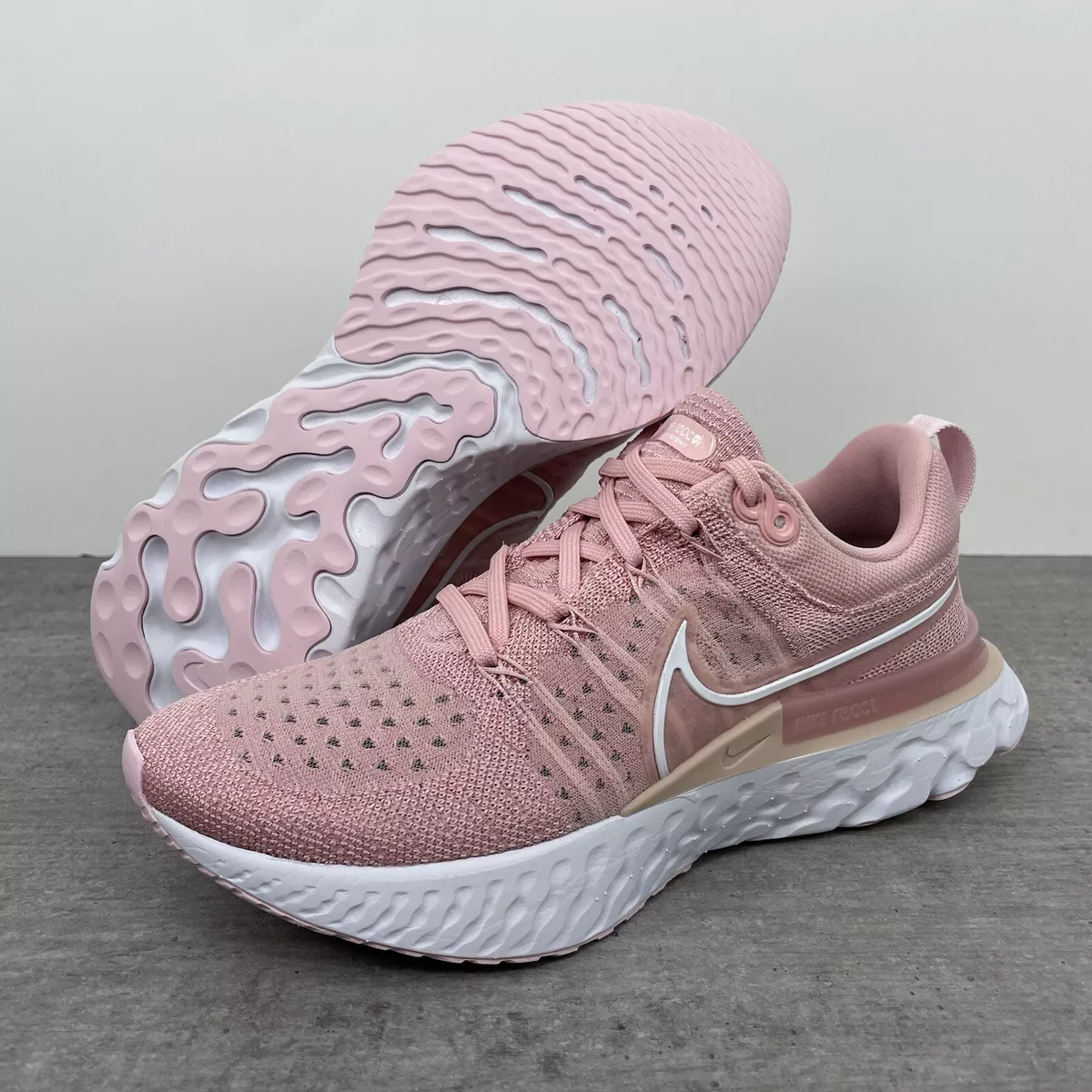 Nike flyknit hotsell react 2 women's