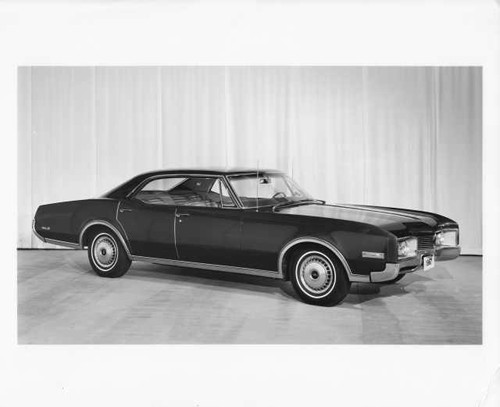 1967 Oldsmobile Delta 88 Holiday Sedan Press Photo and Release 0126