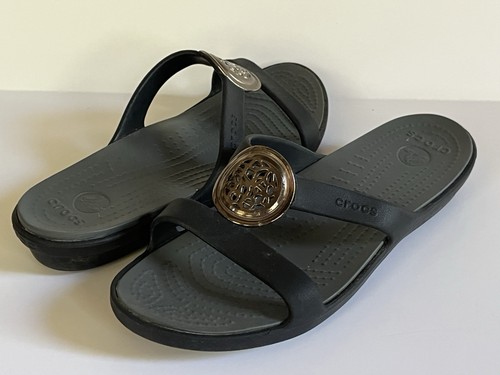 Crocs Sanrah Circle Medaillon Damen-Pantoletten Größe 8 schwarz Metall - Bild 2 von 10