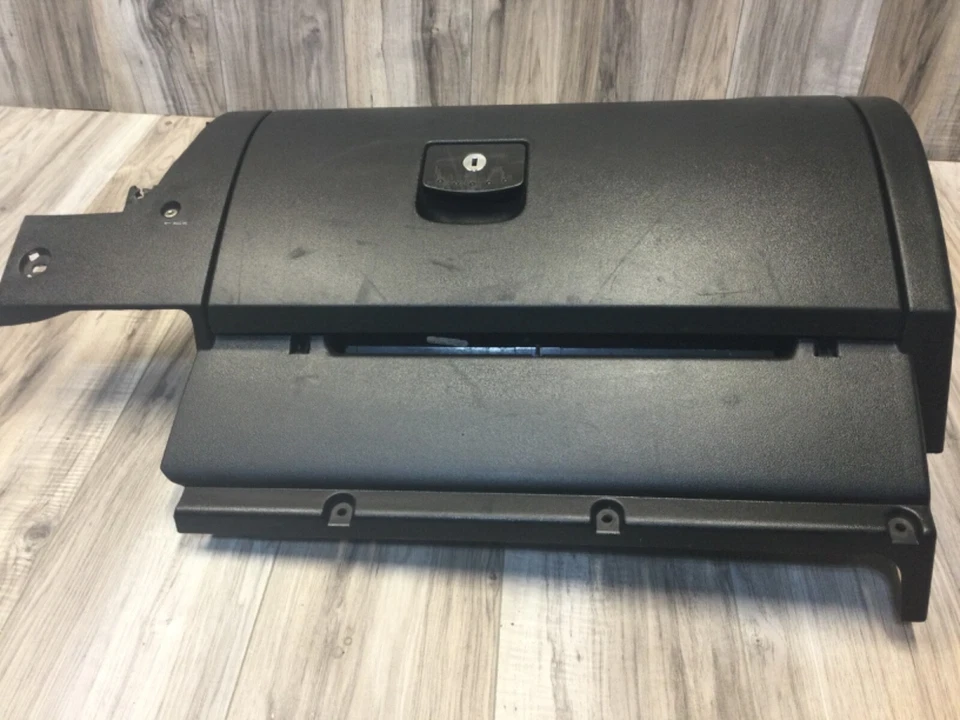 2003-2010 VOLKSWAGEN BEETLE  CONVERTIBLE GLOVE BOX STORAGE COMPARTMENT BLACK AUX - Image 3 of 4