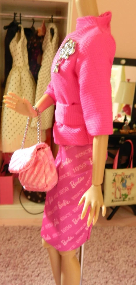 骄傲的粉红色丝绸石芭比娃娃 ~ 2018 ~ 全新完整时尚 ~ 二手 ~ 无娃娃 — 第 3/4 张图片